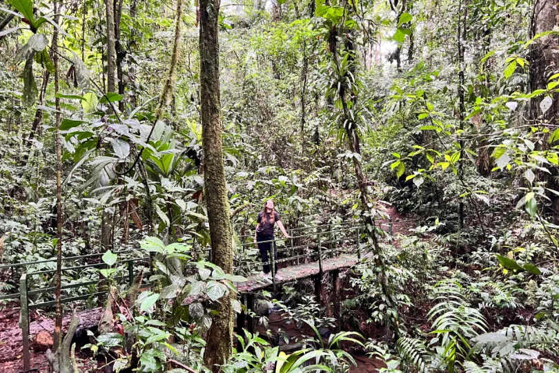 Vrouw in jungle in Sarapiqui Costa Rica