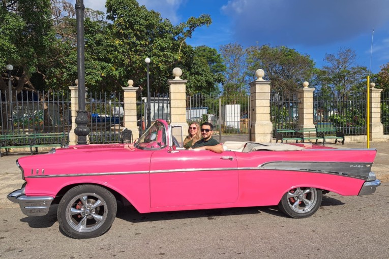 Reizigers in auto in Cuba