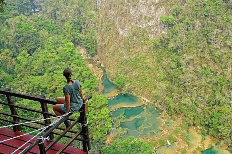 Hoogtepunten Guatemala Semuc Champey vrouw bij uitzichtpunt