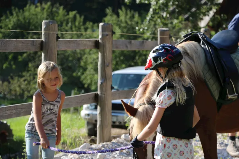 Slovenië kinderen met paard