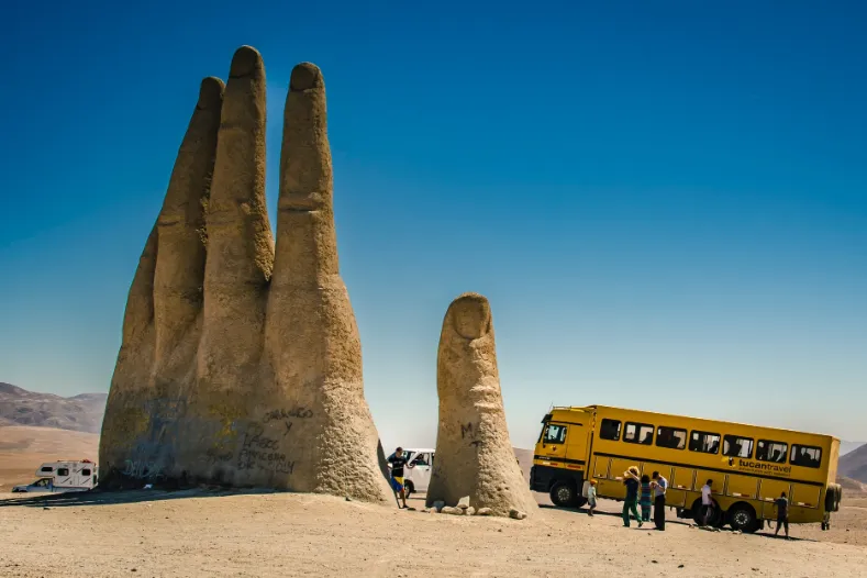 hand standbeeld in de woestijn