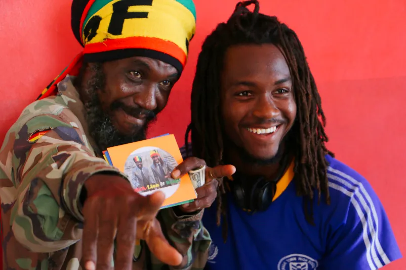 Jamaica Trench Town mannen met CD