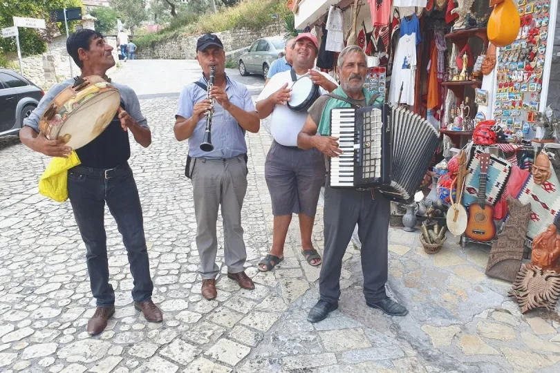 Straßenmusiker in Albanien heißen dich willkommen