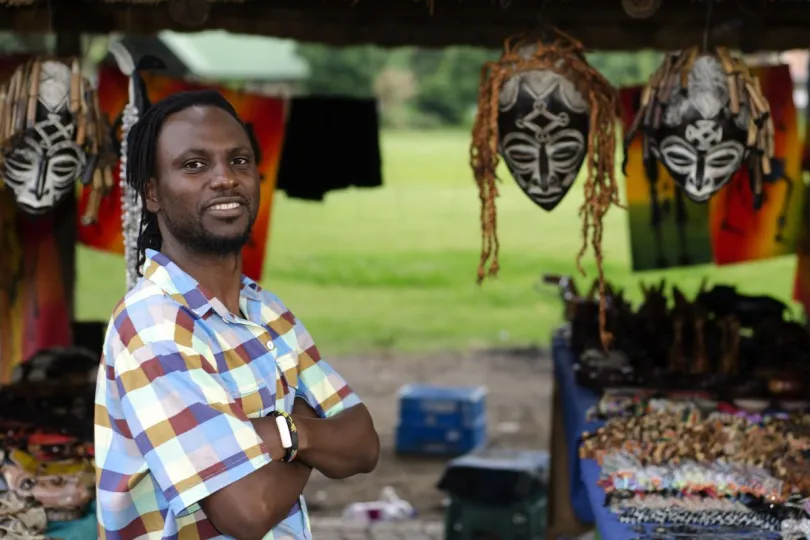 Zuid-Afrika local bij marktkraam met maskers Howick