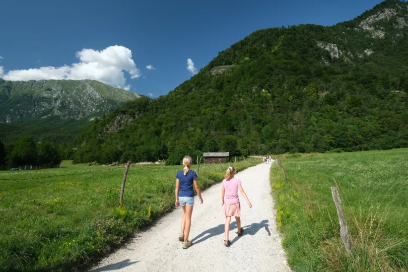 Kinderen wandelen door Soca Vallei, Slovenië