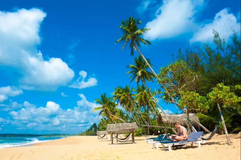 Sri Lanka huwelijksreis - reiziger op het strand.