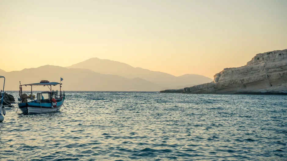 Griekenland reizen, boot met zonsondergang 