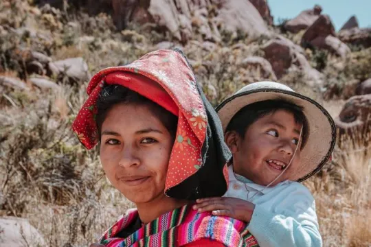 Titicacameer-Peru-vrouw-en-kind