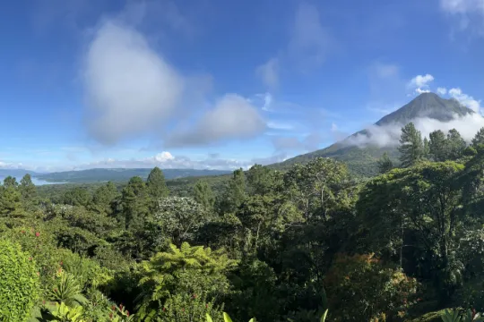 Uitzicht op een vulkaan in Costa Rica